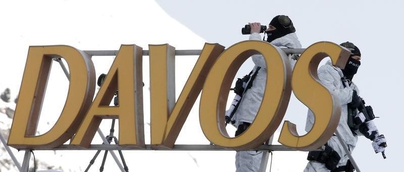 © Reuters. Swiss special police officers observe the surrounding area from atop the roof of Davos Congress Hotel in Davos