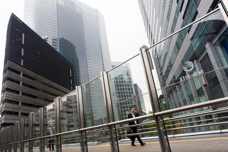© Reuters. El BOJ reduce la proyección de inflación y amplía su plan de préstamos