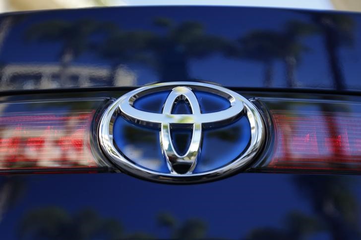 © Reuters. TOYOTA ANTICIPE UN RECUL DE SES VENTES EN 2015