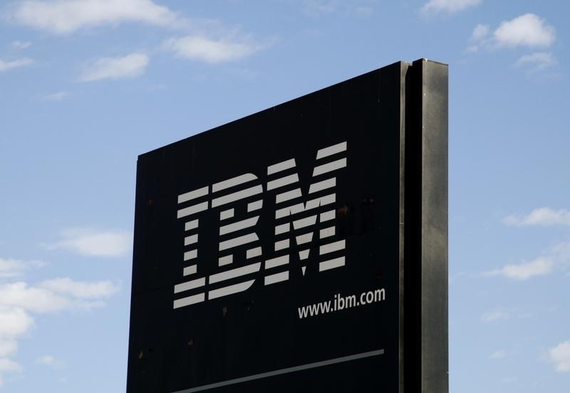 © Reuters. Колонна с логотипом IBM 