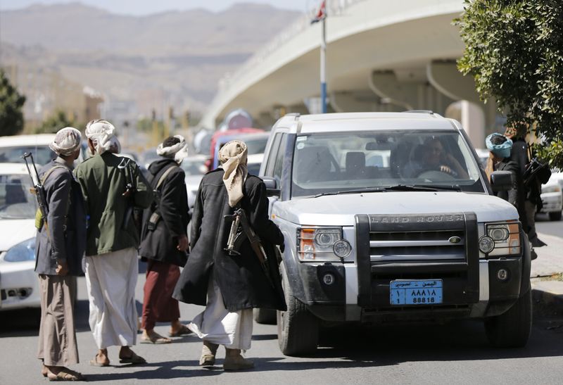 © Reuters. مسلحون حوثيون يحيطون بمقر إقامة رئيس اليمن بدلا من الحرس الجمهوري
