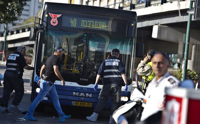 © Reuters. Un palestino apuñala a siete personas en un autobús en Tel Aviv