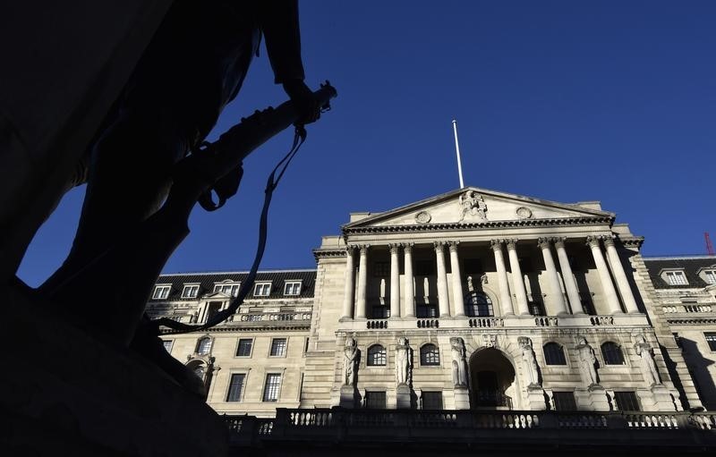 © Reuters. The Bank of England is seen, with a statue in the foreground in the City of London