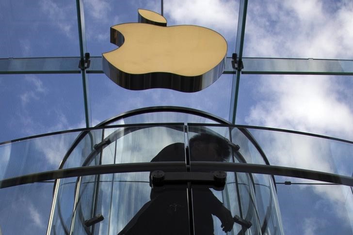 © Reuters. A customer is silhouetted while entering the Fifth Avenue Apple store shortly after doors opened for iPhone 6 sales in Manhattan, New York