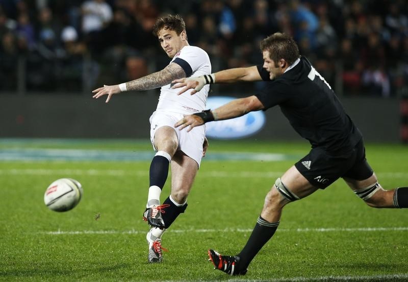 © Reuters. Cipriani of England kicks the ball as New Zealand's All Black McCaw tries to block the shot during their final rugby union test match at Waikato Stadium in Hamilton