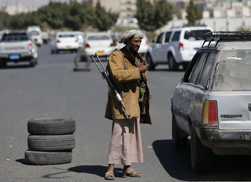 © Reuters. Combatente houthi perto de palácio presidencial do Iemên em Sanaa