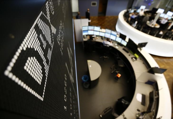 © Reuters. Электронное табло на фондовой бирже во Франкфурте-на-Майне
