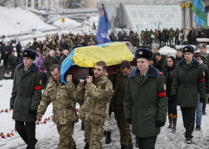 © Reuters. Militares ucranianos carregam caixão de colega morto em confronto com separatistas durante funeral em praça de Kiev