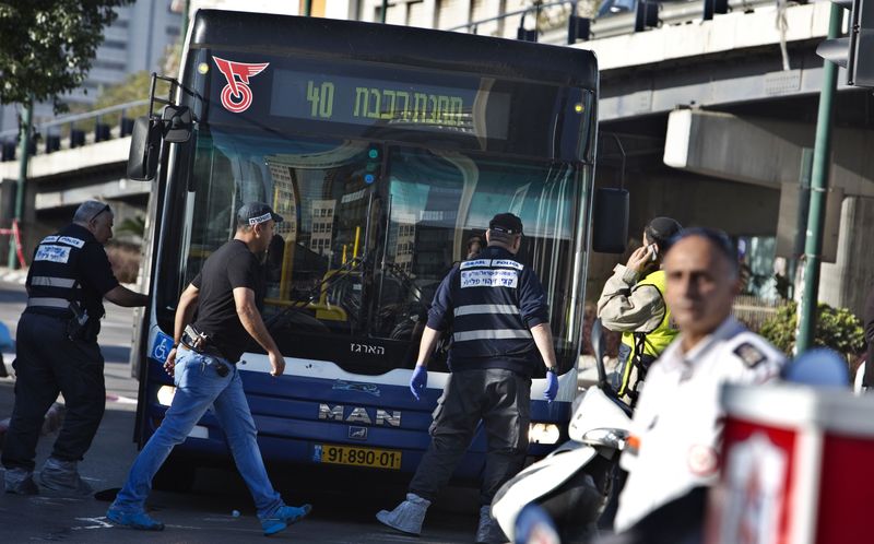 © Reuters. شاب فلسطيني يطعن سبعة أشخاص في حافلة بتل أبيب