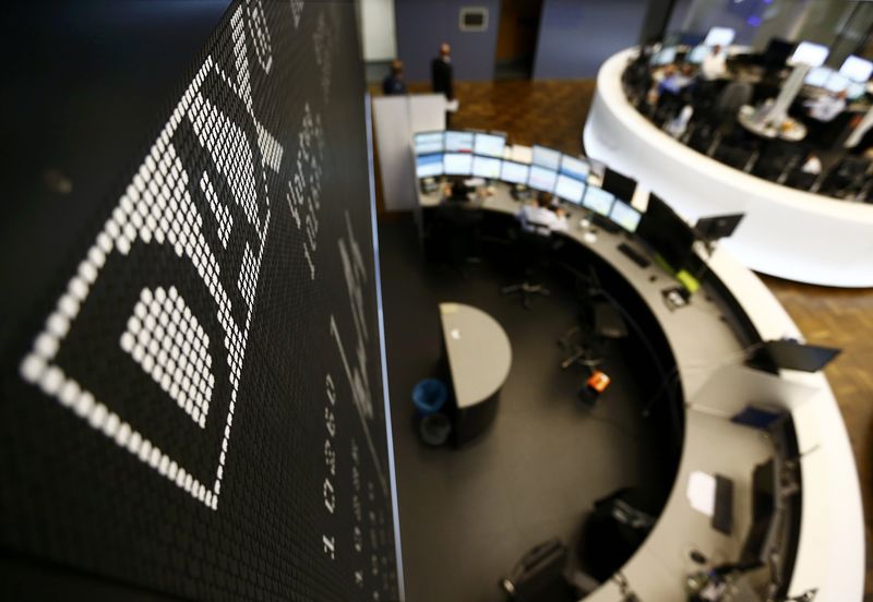 © Reuters. LES BOURSES EUROPÉENNES EN LÉGÈRE BAISSE À MI-SÉANCE