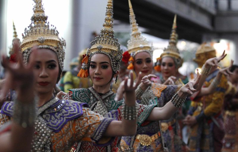 © Reuters. Performers take part in a parade during the "2015 Discover Thainess" campaign in Bangkok