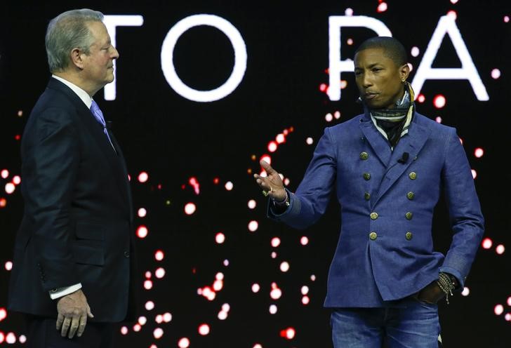 © Reuters. Al Gore e Pharrell Williams em evento em Davos