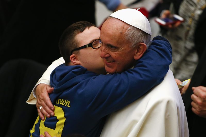 © Reuters. Papa Francisco abraça menino durante audiência geral no Vaticano