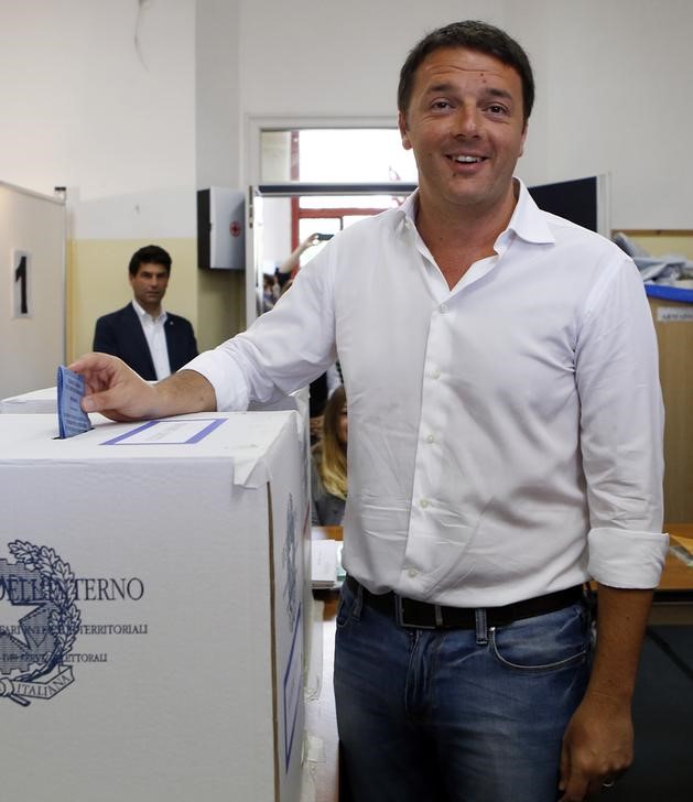 © Reuters. Matteo Renzi al voto lo scorso anno per le elezioni europee