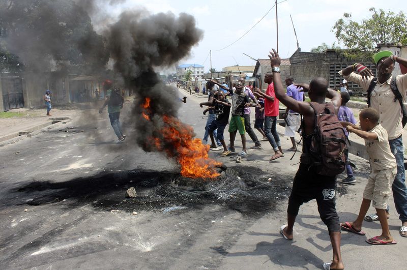 © Reuters. Manifestantes colocam fogo em pneu durante protesto na República Democrática do Congo