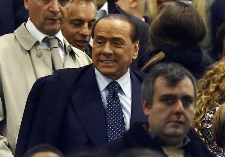 © Reuters. Silvio Berlusconi a San Siro per una partita del Milan