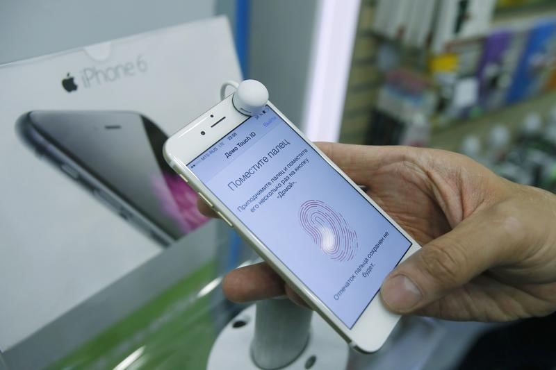 © Reuters. El iPhone 6 da a Apple cuota de mercado récord en Corea del Sur, tierra natal de Samsung