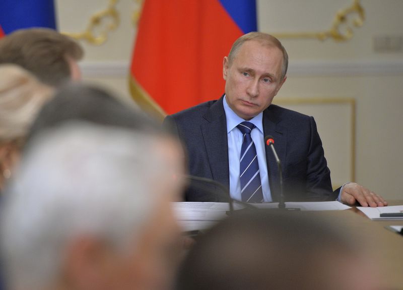 © Reuters. Russia's President Putin chairs a meeting with government members at the Novo-Ogaryovo state residence outside Moscow