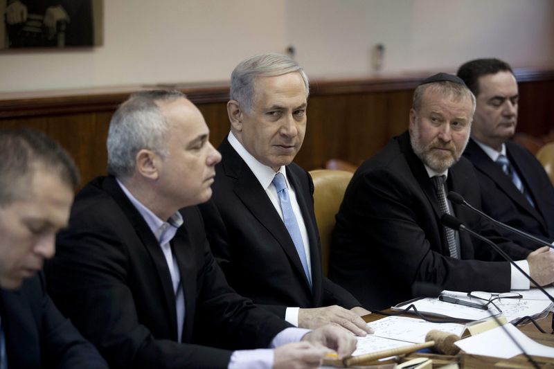 © Reuters. Israel's Prime Minister Netanyahu  attends the weekly cabinet meeting at his office in Jerusalem