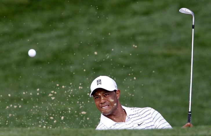 © Reuters. Tiger Woods of the U.S. hits from a sand trap on the 12th hole during the second round of the PGA Championship at Valhalla Golf Club in Louisville