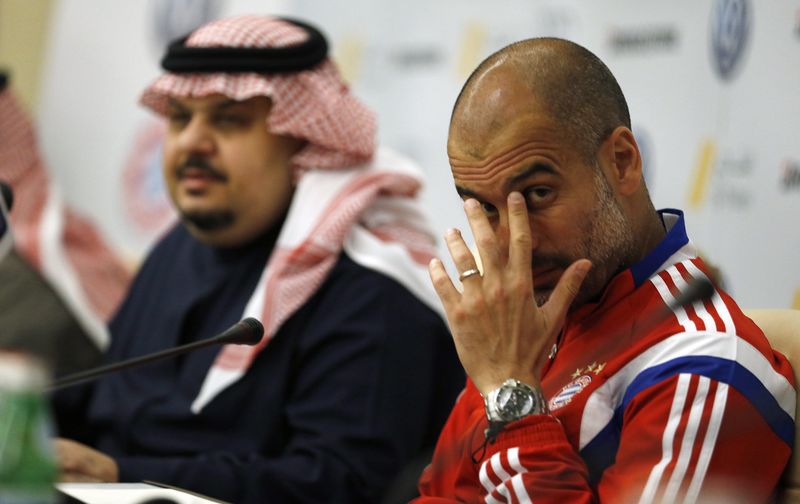 © Reuters. Bayern Munich's coach Pep Guardiola attends a news conference in Riyadh