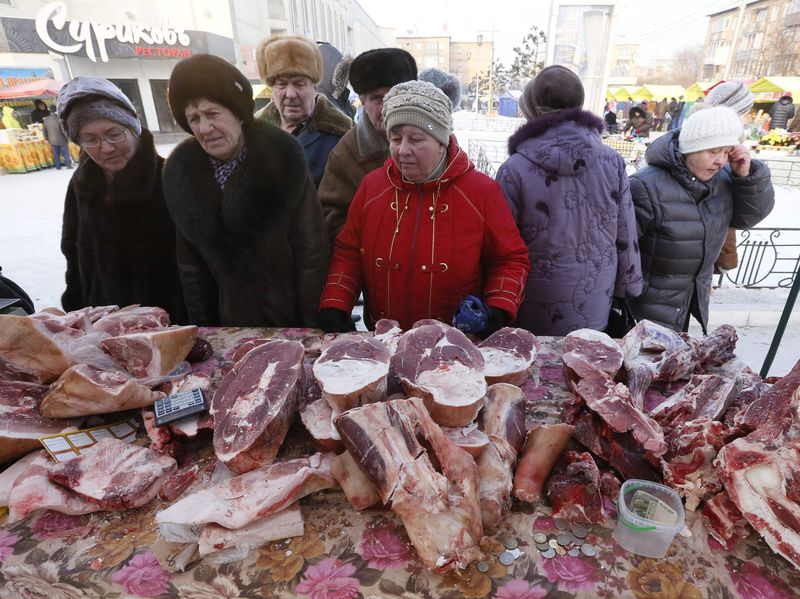 © Reuters. Покупатели на продуктовой ярмарке в Красноярске