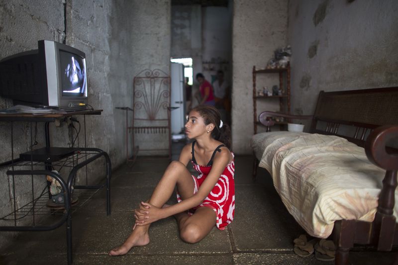 © Reuters. Jenifer Lopez, 12, watches television at her home in Havana
