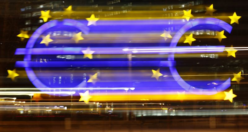 © Reuters. Logotipo do euro é fotografado do lado de fora da antiga sede do Banco Central Europeu em Frankfurt. 20/01/2015