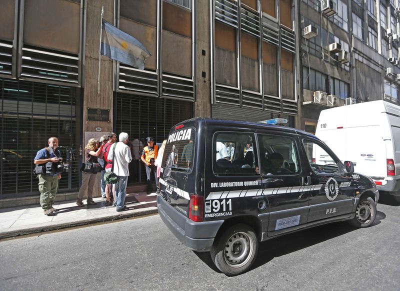 © Reuters. A federal police vehicle belonging to the Chemistry Laboratory department is parked outside the office of the prosecutor who is investigating the death of prosecutor Nisman in Buenos Aires