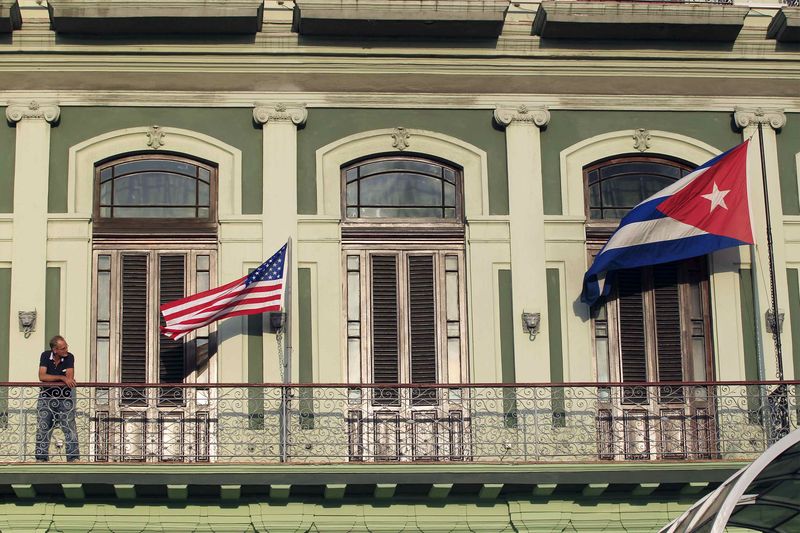 © Reuters. Balcão de hotel em Havana com bandeiras dos EUA e de Cuba