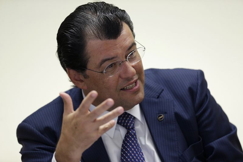 © Reuters. Ministro de Minas e Energia, Eduardo Braga, durante entrevista à Reuters em Brasília, 21/01/2015