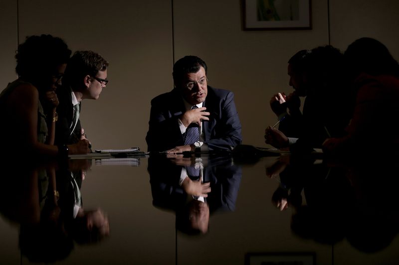 © Reuters. Ministro de Minas e Energia, Eduardo Braga, durante entrevista à Reuters em Brasília. 21/01/2015