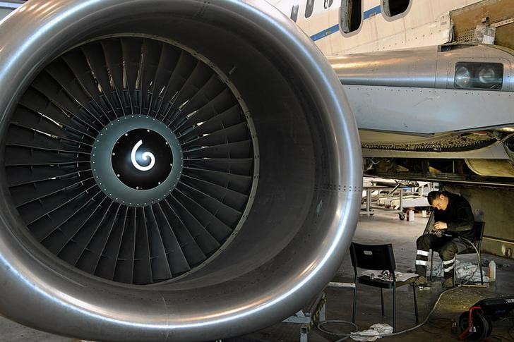 © Reuters. Turbina de um Boeing 737-500 em um hangar de manutenção na Polônia.