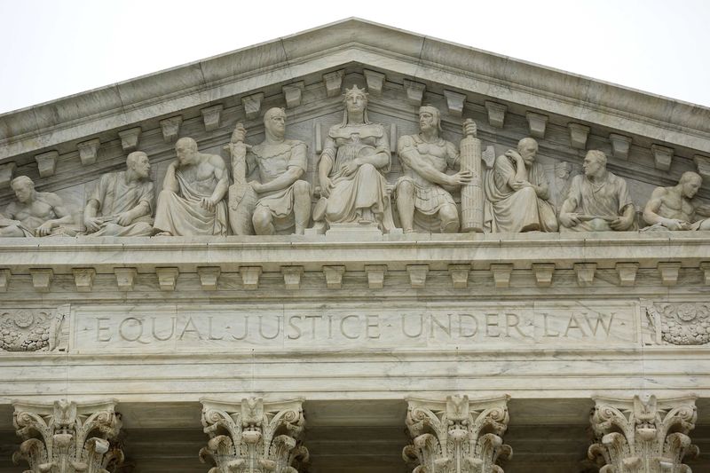 © Reuters. The west entrance to the U.S. Supreme Court building in Washington