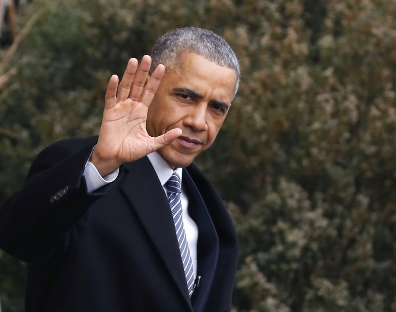 © Reuters. U.S. President Barack Obama waves as he walks towards Marine One on the South Lawn of the White House in Washington