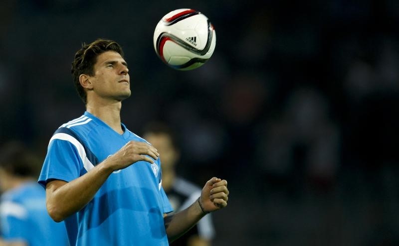 © Reuters. جوميز يستعيد لمسته التهديفية بثنائية مع فيورنتينا في كأس ايطاليا