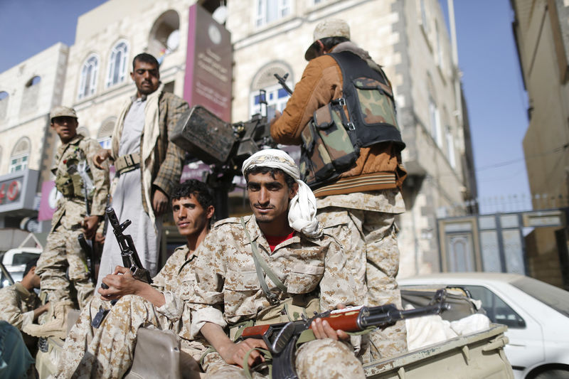 © Reuters. Houthi fighters ride a truck while patrolling a street in Sanaa