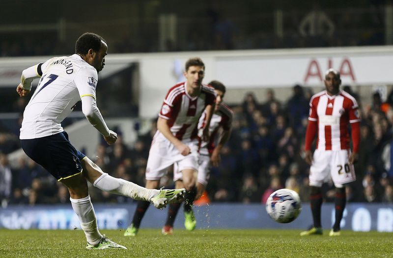 © Reuters. Tottenham Hotspur's Townsend scores a penalty against Sheffield United during their English League Cup semi-final first leg soccer match in London 