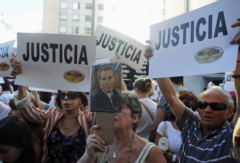 © Reuters. Argentinos pedem justiça nas investigações da morte de promotor