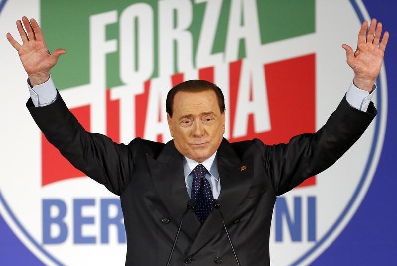 © Reuters. برلسكوني ينفي تقارير عن نيته لبيع ميلانو