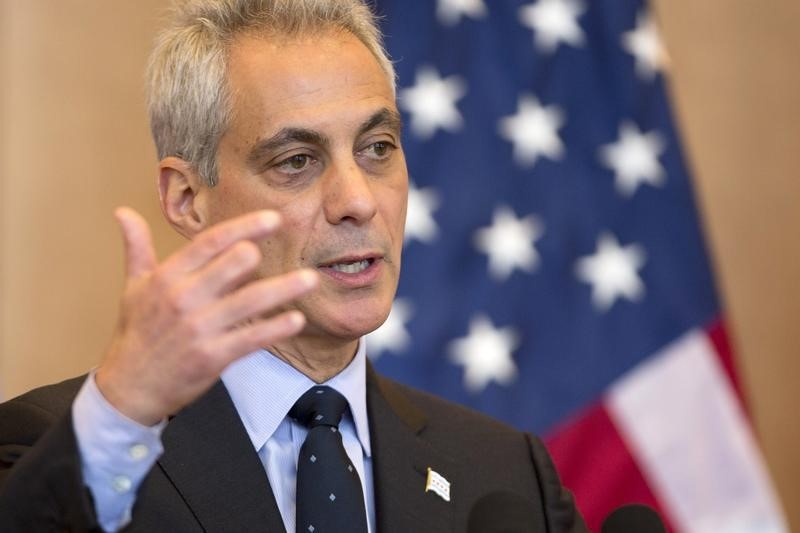 © Reuters. Chicago Mayor Rahm Emanuel speaks during the U.S.-China Joint Commission on Commerce and Trade Investment Luncheon Program in Chicago