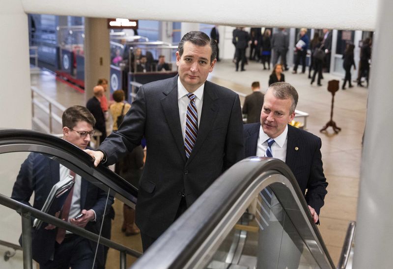 © Reuters. Senator Ted Cruz (R-TX) makes his way to the Senate chamber to vote on a series of amendments on the bill to authorize the Keystone XL pipeline