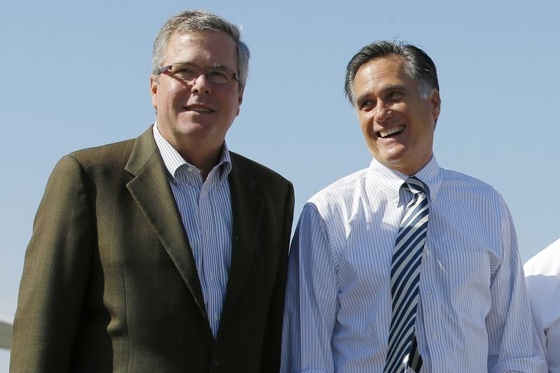 © Reuters. Republican presidential nominee Romney and former Florida Governor Bush pose for a photograph together after a campaign rally in Tampa