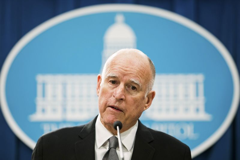 © Reuters. Brown speaks to reporters while proposing his 2015-16 state budget in Sacramento