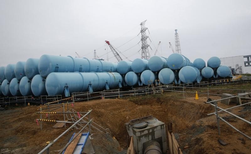 © Reuters. Water tanks storing radiation contaminated water are seen at TEPCO's tsunami-crippled Fukushima Daiichi nuclear power plant in Fukushima prefecture