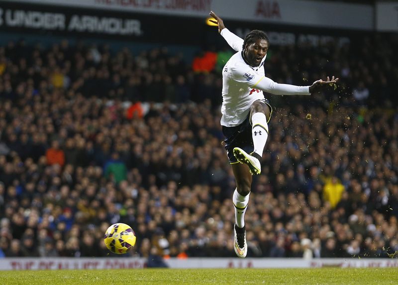 © Reuters. Emmanuel Adebayor of Tottenham Hotspur has a shot at goal against Sunderland during their English Premier League soccer match at White Hart Lane, London