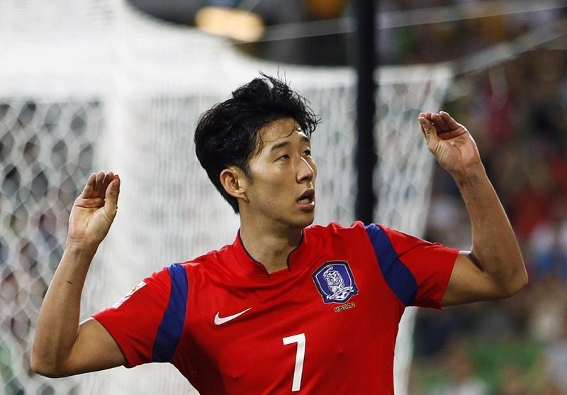 © Reuters. ثنائية سون ترسل كوريا الجنوبية لقبل النهائي بعد وقت إضافي