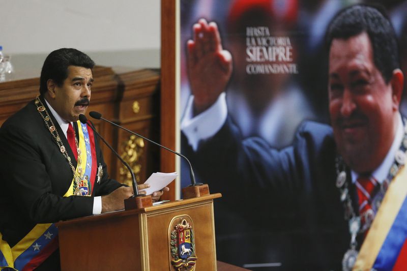 © Reuters. Maduro discursa na Assembleia Nacional, em Caracas