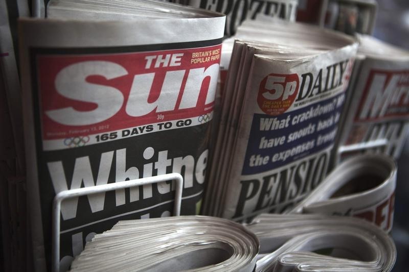 © Reuters. Copies of The Sun newspaper are displayed at a kiosk in London