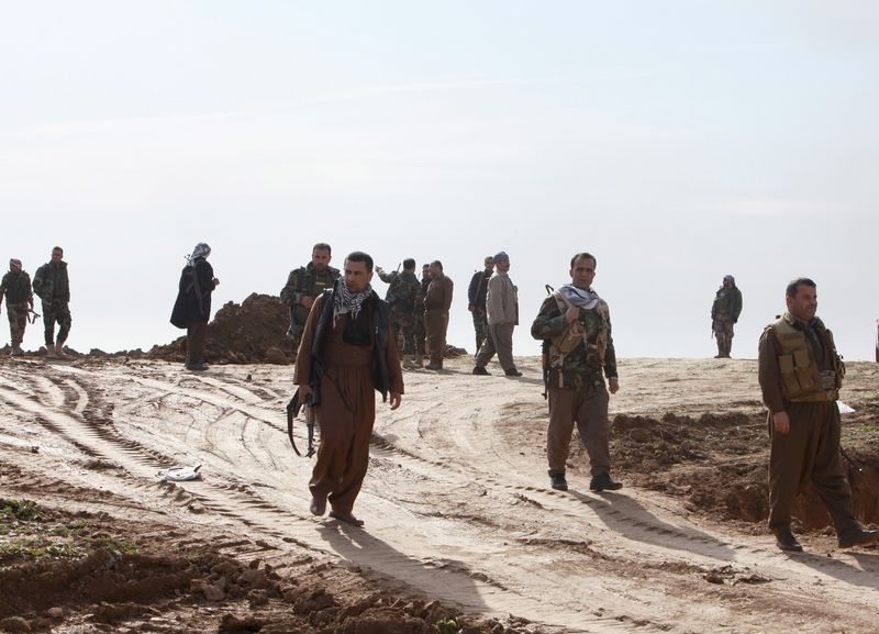 © Reuters. Kurdish Peshmerga fighters are seen during the battle with Islamic State militants on the outskirts of Mosul